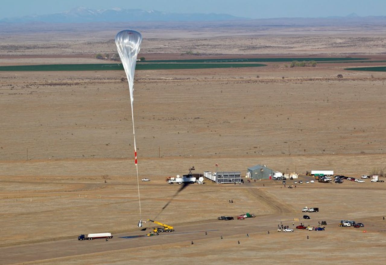 De ballon en de capsule van Baumgartner op de lanceerbasis in Roswell in de Amerikaanse staat New Mexico.