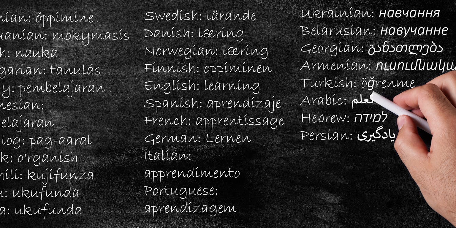 Het woord 'leren' in verschillende talen op een schoolbord.