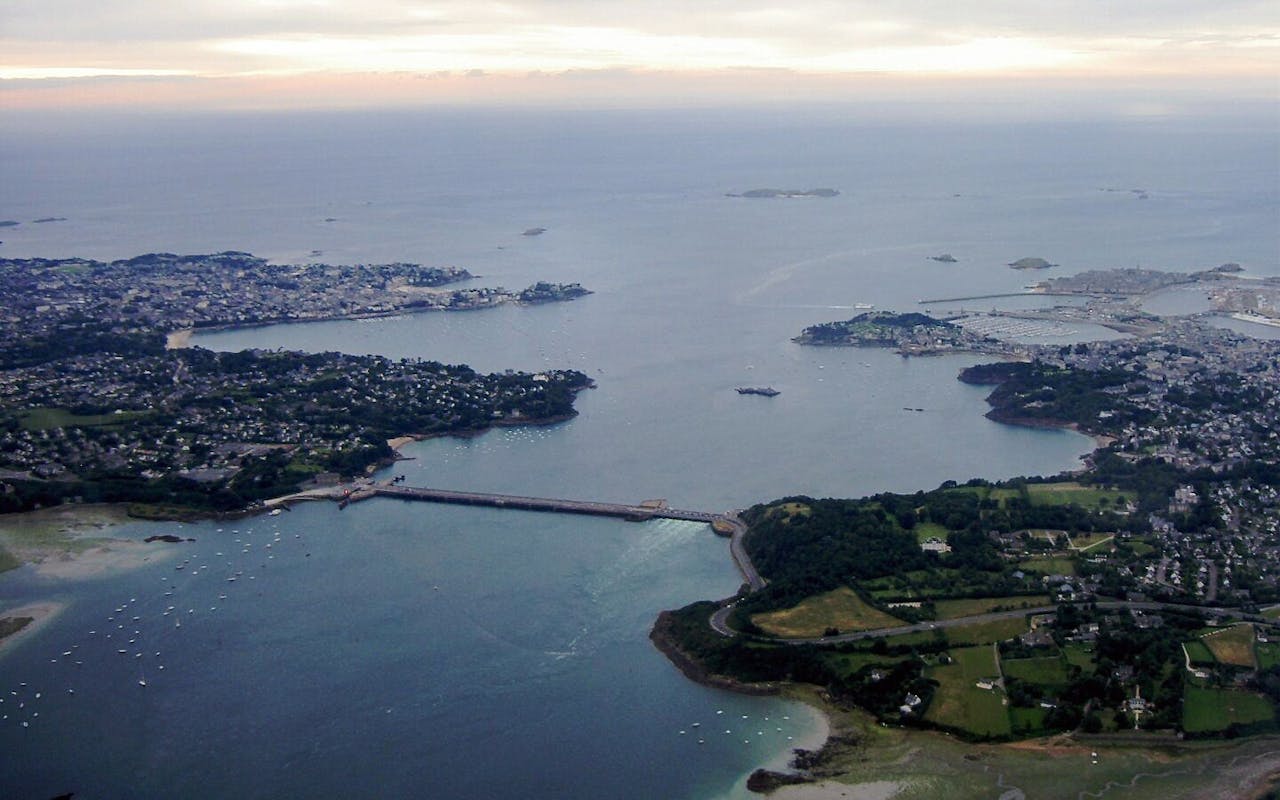 De getijdencentrale La Rance in Frankrijk voor de kust van Saint-Malo.