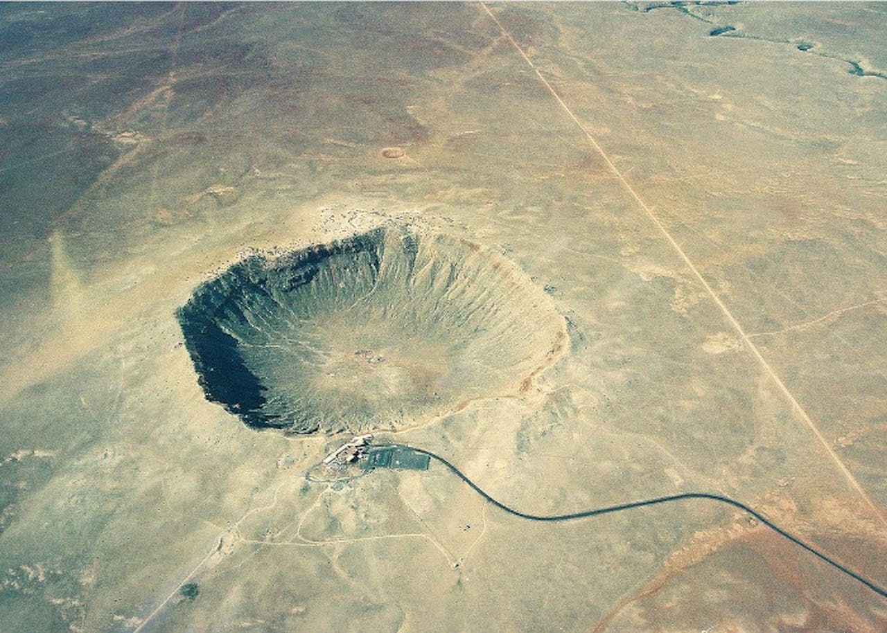 Een luchtfoto van de Barringerkrater in de staat Arizona in Amerika.