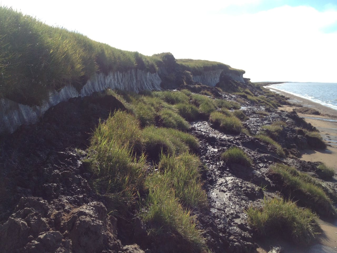 Ontdooiende permafrost en erosie van de Noord-Canadese kust, langs de Beaufortzee.