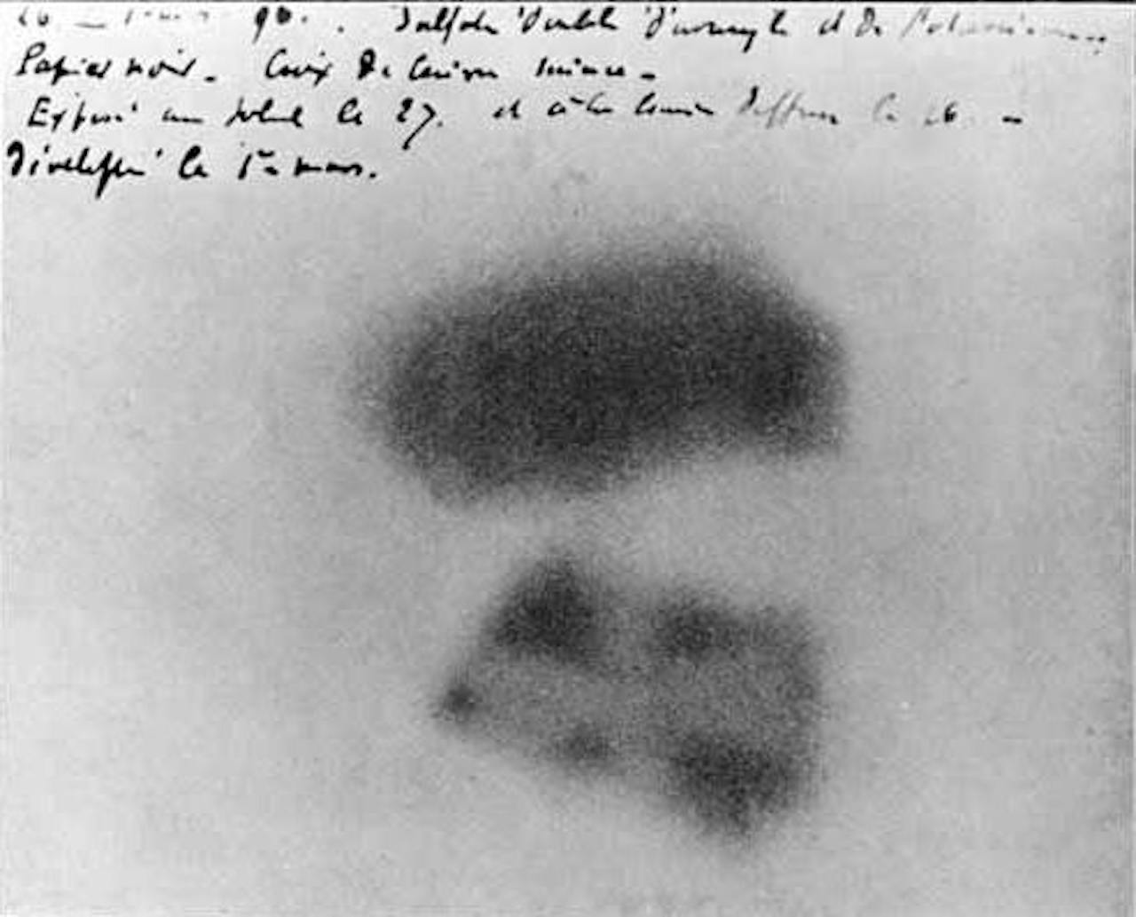 Een fotografische plaat gemaakt door Henri Becquerel toont de effecten van blootstelling aan radioactiviteit.