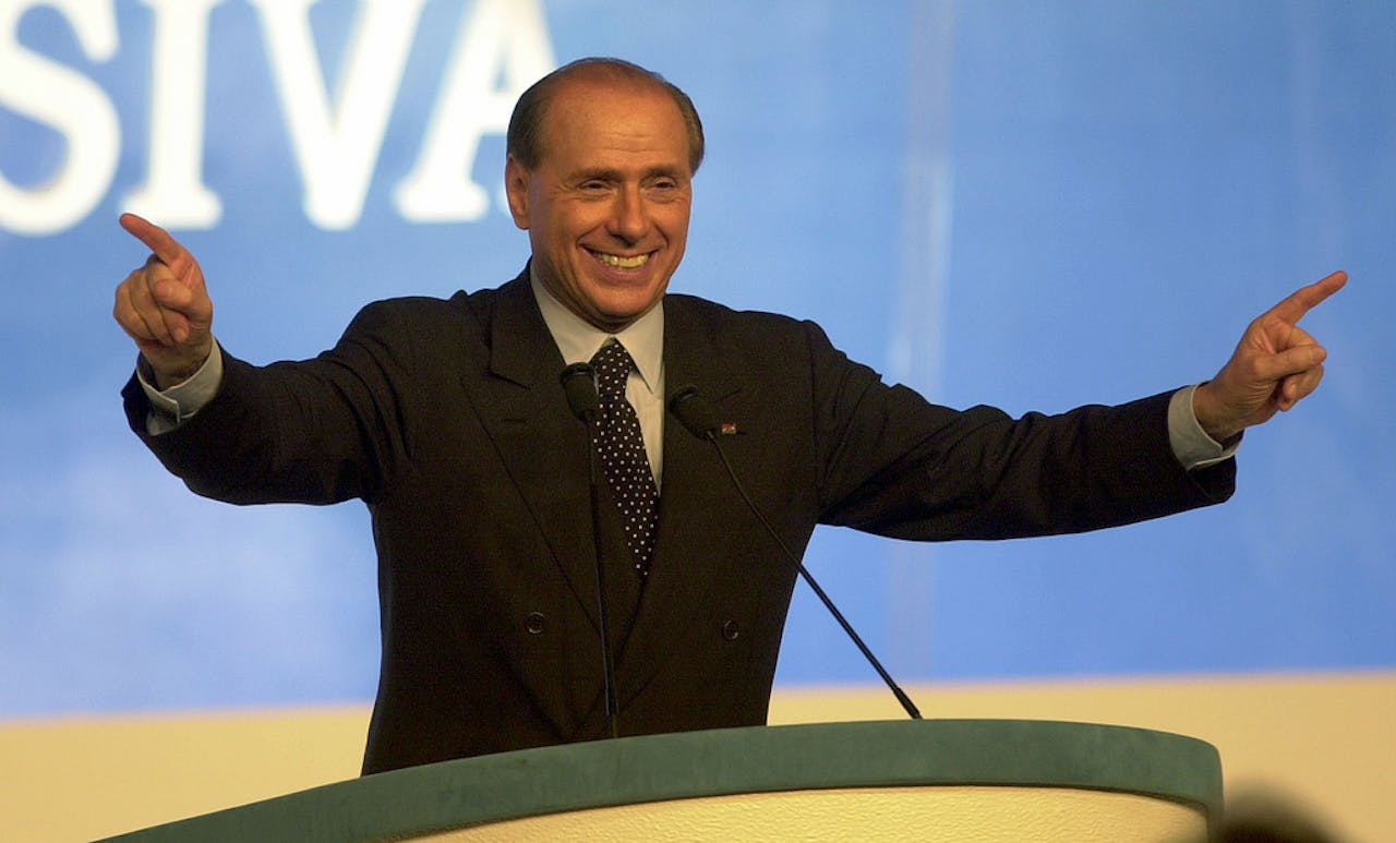 Berlusconi Comizio die een toespraak geeft.