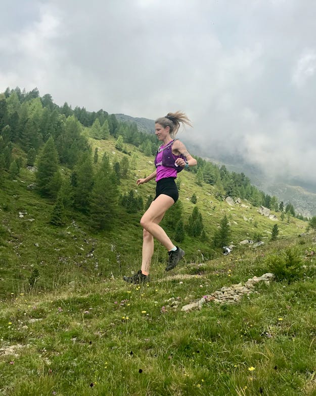 Redacteur Mariska van Sprundel tijdens een trailruntocht in de bergen Redacteur Mariska van Sprundel tijdens een trailruntocht in de bergen