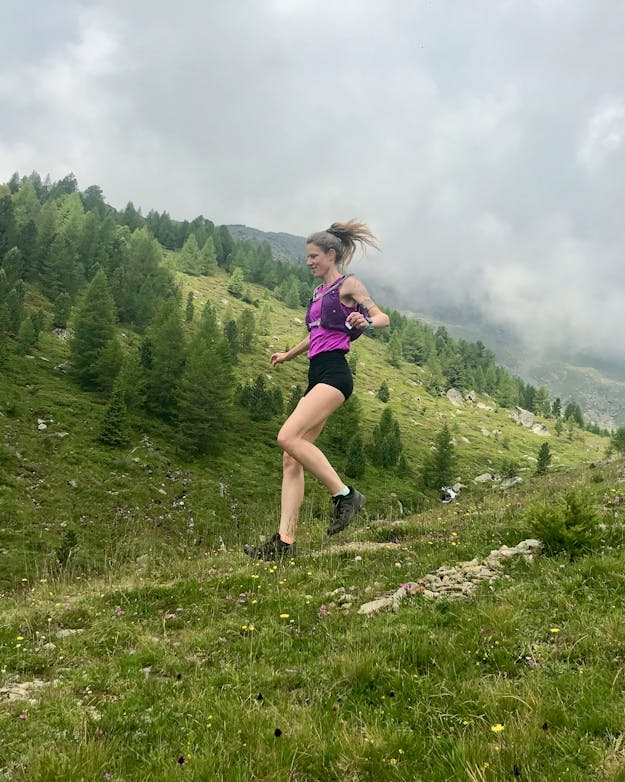 Redacteur Mariska van Sprundel tijdens een trailruntocht in de bergen