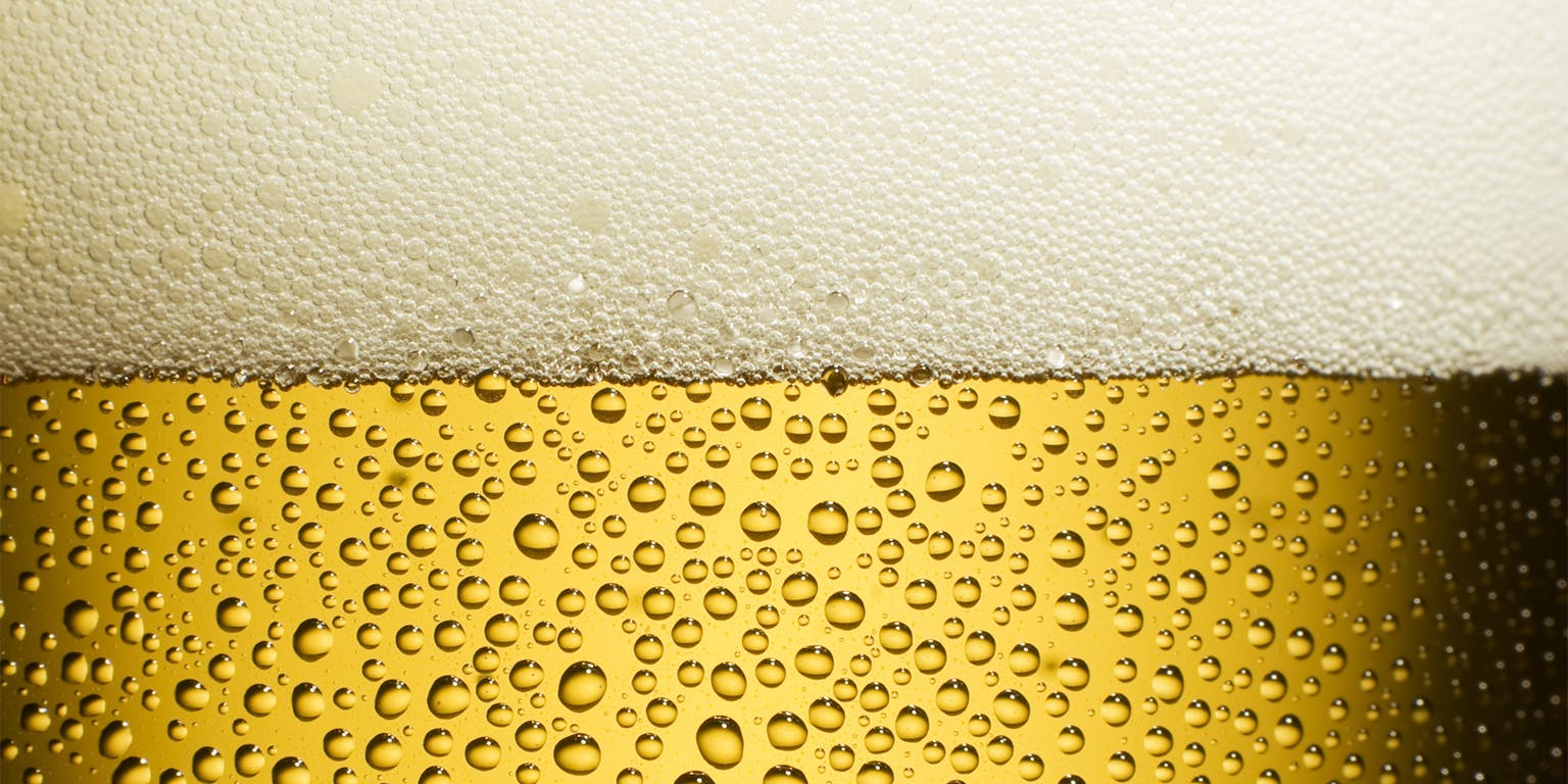 Een close-up van een glas bier.