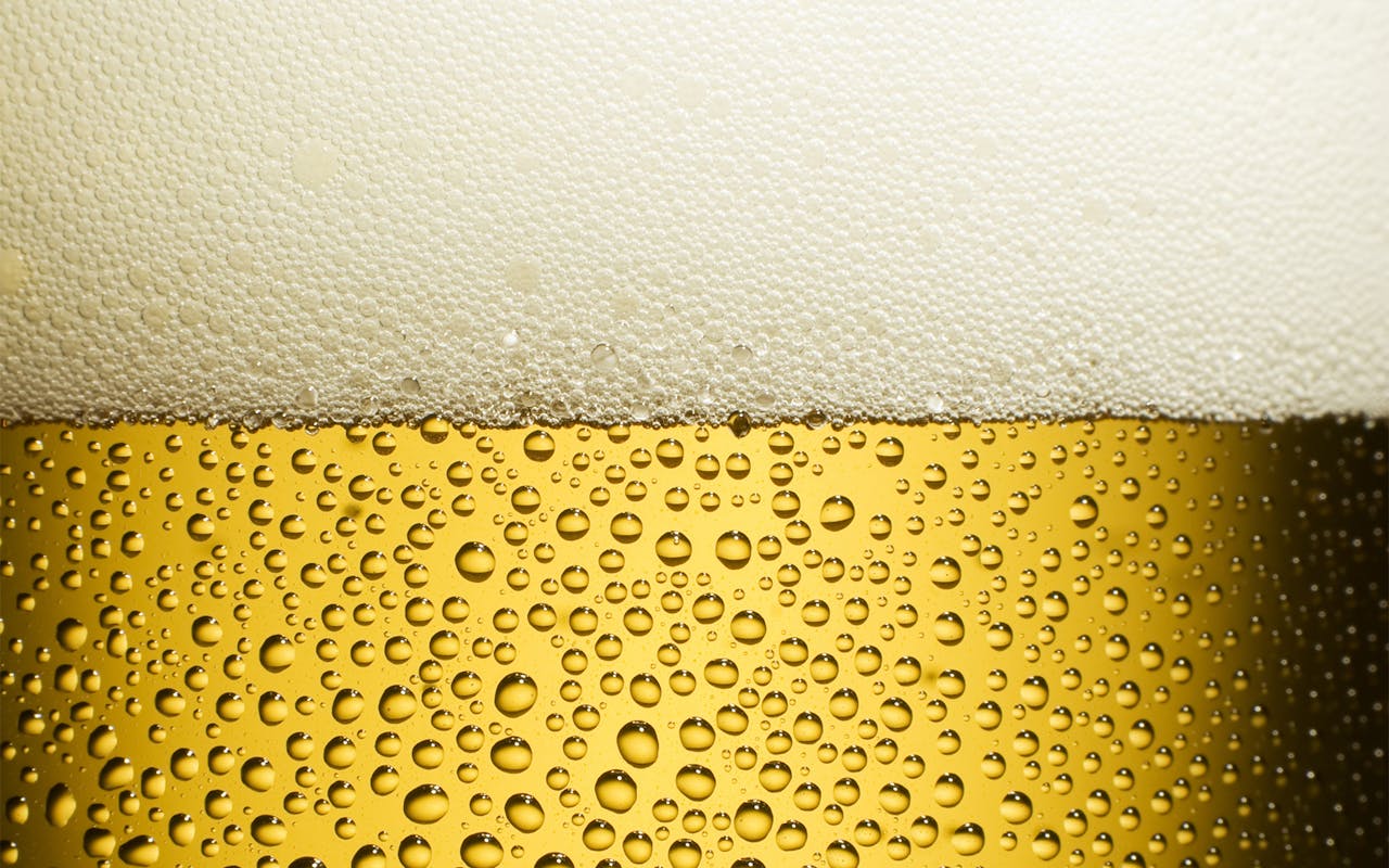 Een close-up van een glas bier.