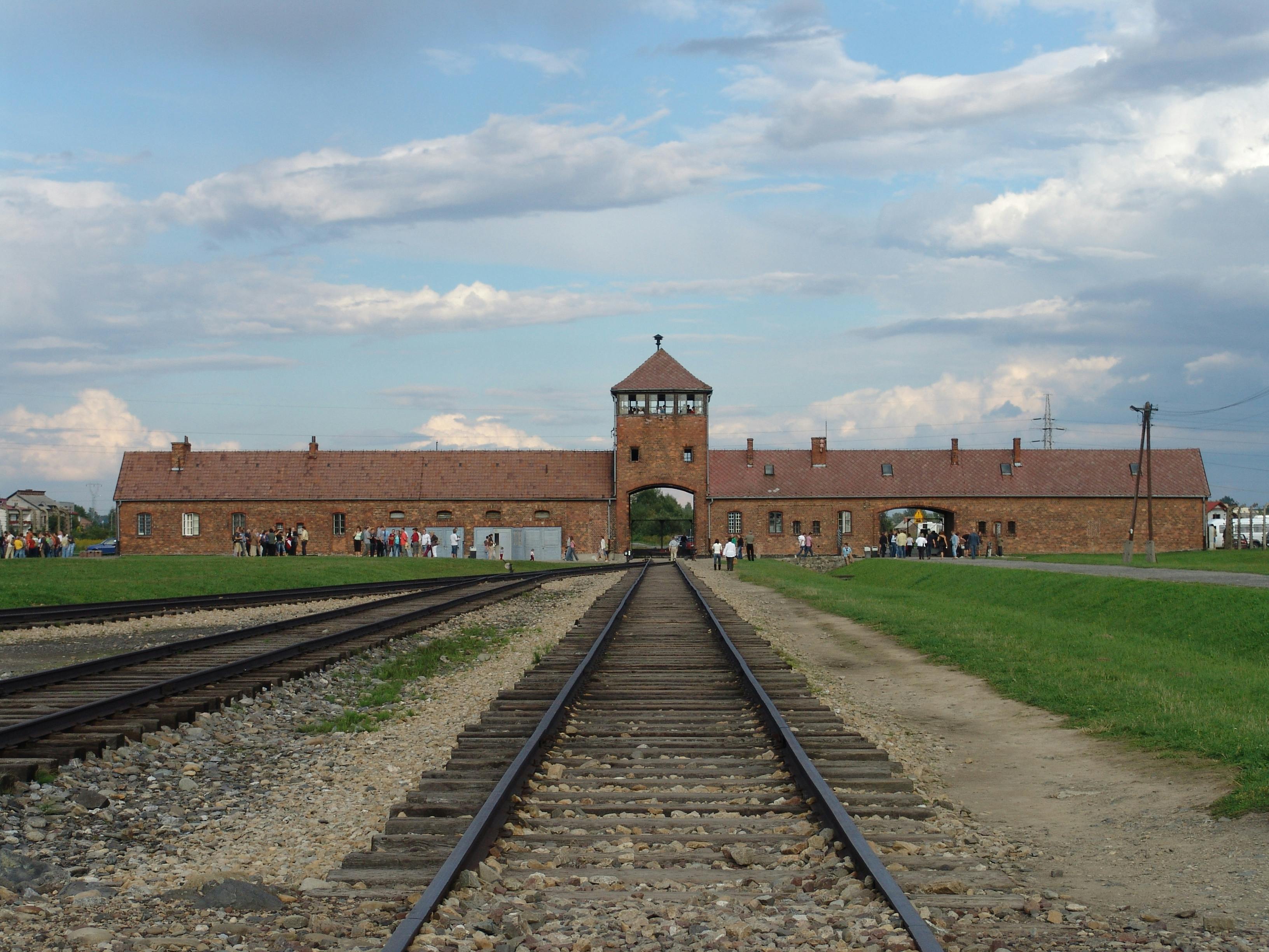 De toegangspoort van Auschwitz-Birkenau.