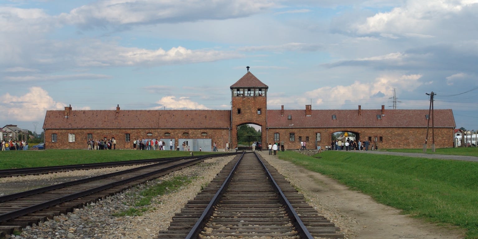 De toegangspoort van Auschwitz-Birkenau.