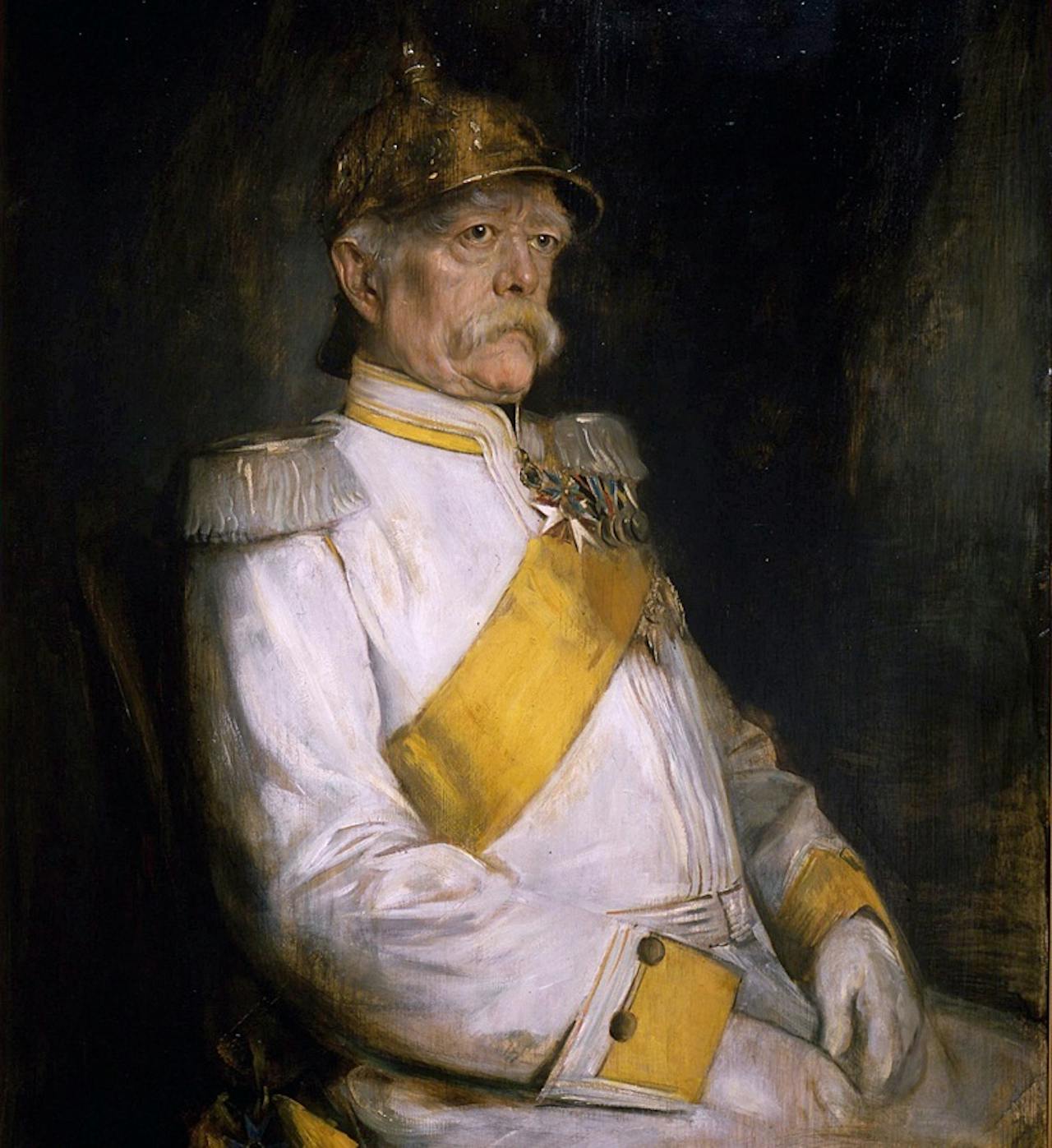 Een schilderij van Otto Von Bismarck. Hij zit in uniform op een stoel.