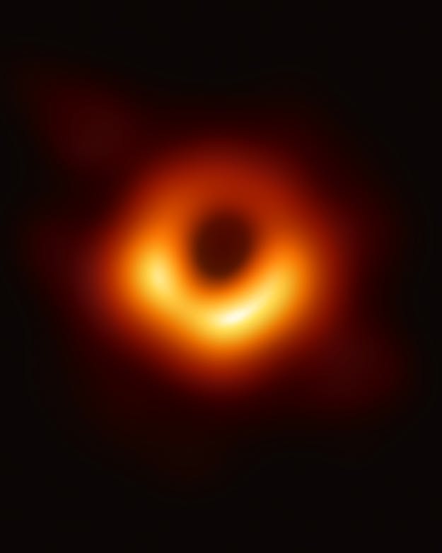 De Event Horizon Telescope legde het zwarte gat in het hart van sterrenstelsel M87 vast in 2018. LISA zal waarschijnlijk als eerste zwaartekrachtgolven van dit soort superzware zwarte gaten registreren. Een cirkel van oranje, rood en geel op een zwarte achtergrond, met in het midden een zwart gat.