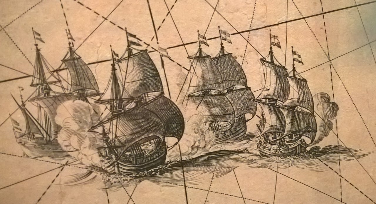 Detail met de driekleur van de Republiek op de wereldkaart van Joan Blaeu uit 1648. Hoewel de kaart geen Nederlands perspectief heeft, zitten er wel een paar kleine verwijzingen naar Neerlands trots in, volgens Van Netten. “De driekleur bevaart alle wereldzeeën op de kaart, terwijl die is opgedragen aan de voormalige vijand. Wil Blaeu hiermee laten zien dat de Nederlanders overal ter wereld te vinden waren?”