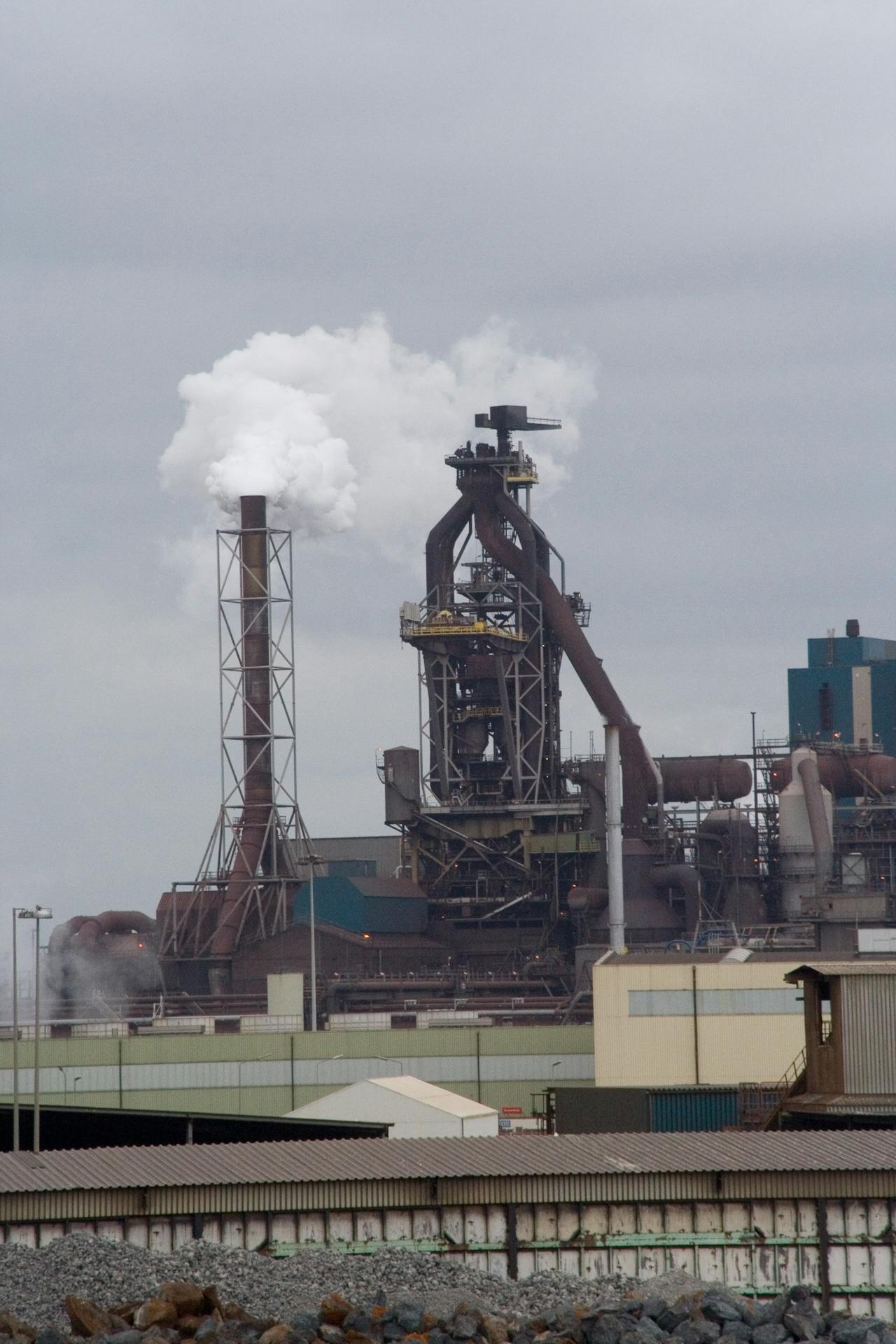 Staalfabriek in productie bij Corus in IJmuiden.