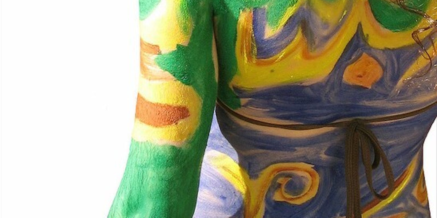 Een vrouw met kleurrijke bodypaint op haar rug.