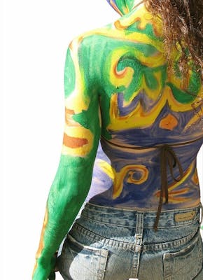 Een vrouw met kleurrijke bodypaint op haar rug.