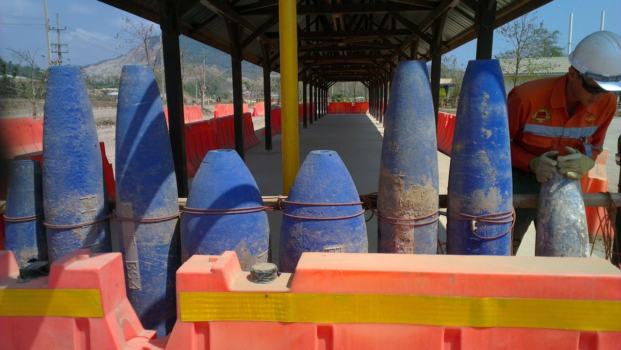 Bommen uit Laos. Gerekend per hoofd van de bevolking, heeft dit Aziatische land de meeste bommen die nog in de bodem verstopt liggen.