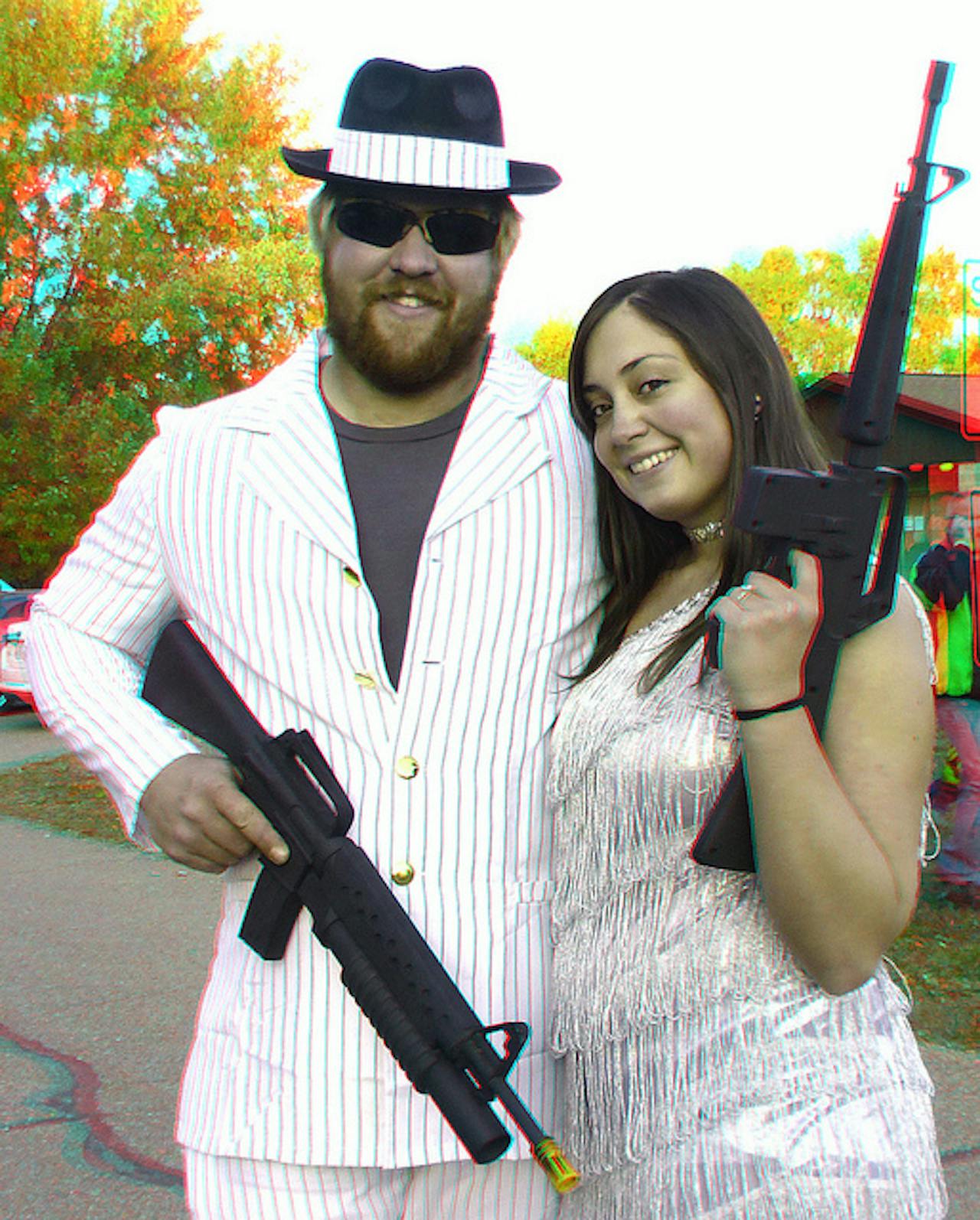 Een man en een vrouw die een pistool vasthouden.