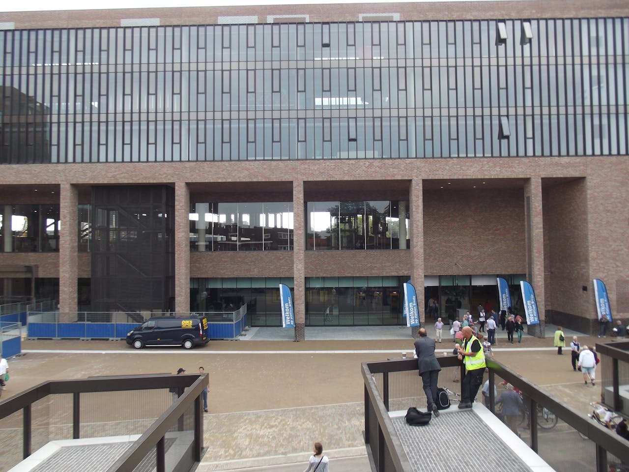 Het station van Breda vanaf de buitenkant. Binnen is het er welhaast een doolhof aan gangen. Gewaardeerd door architecten, verguisd door reizigers.