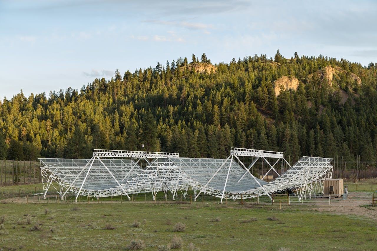 Een voorloper van het Canadese CHIME-observatorium (Canadian Hydrogen Intensity Mapping Experiment) in 2014. CHIME detecteert onder andere snelle radioflitsen uit het heelal.