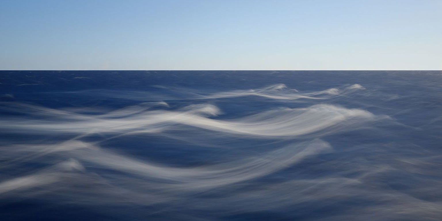 Een wazig beeld van golven in de oceaan.