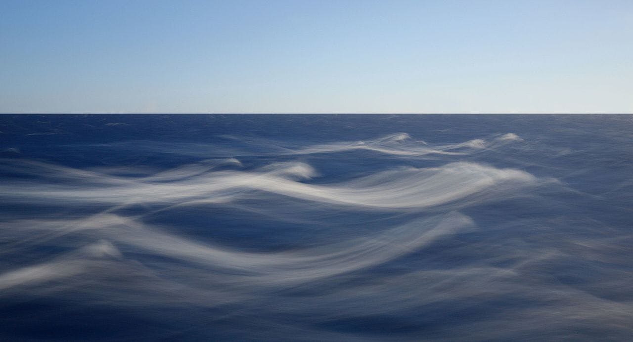 Een wazig beeld van golven in de oceaan.