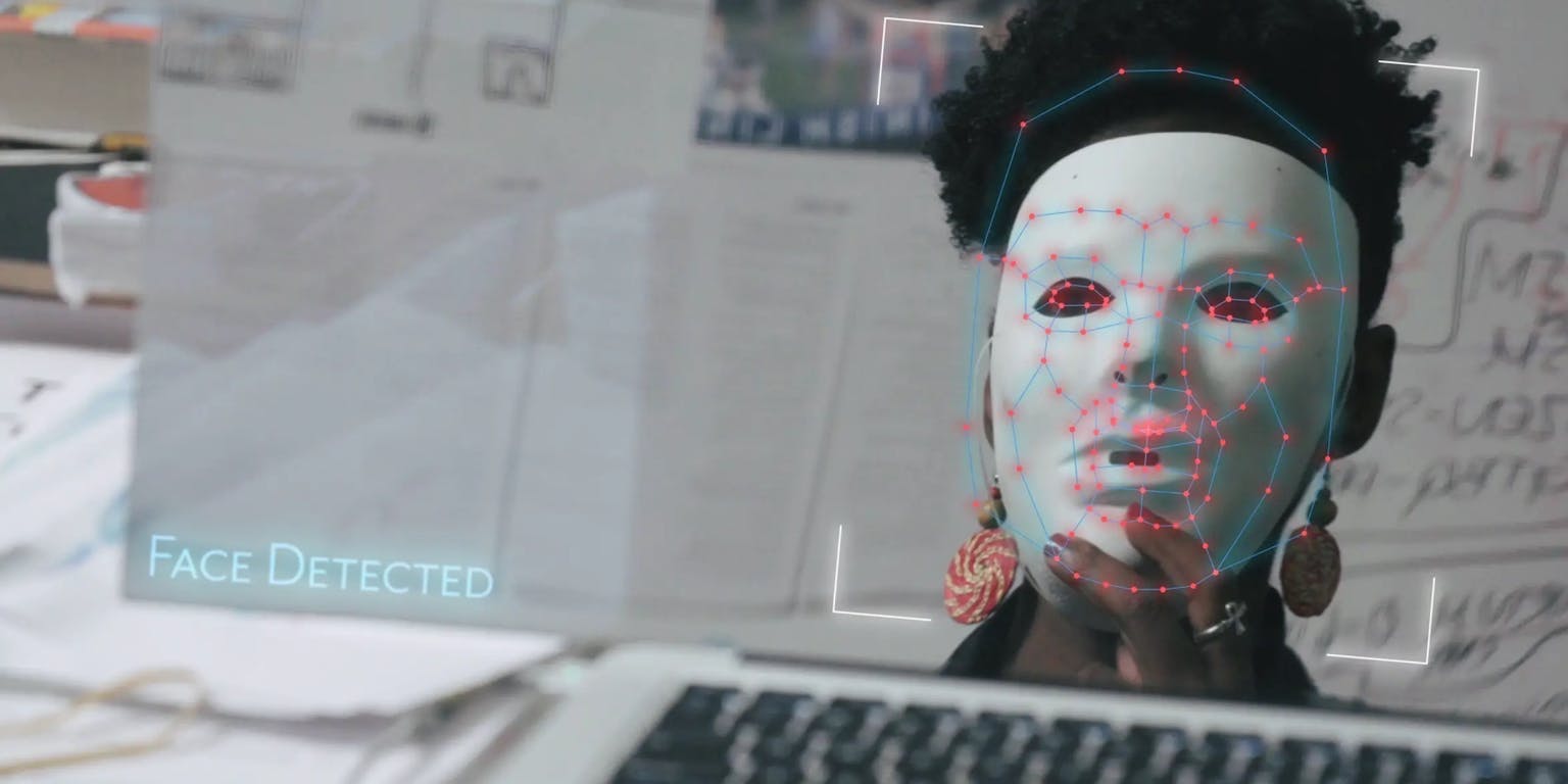 Op een laptopscherm wordt het gezicht van een persoon gedetecteerd.
