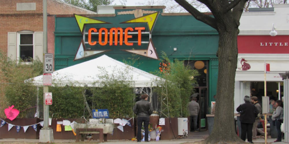 <p>Op 4 december 2016 loopt Edgar Welch de pizzeria Comet Ping Pong in Washington binnen en vuurt drie schoten af met zijn semiautomatische geweer. Welch was overtuigd geraakt van de op internet circulerende complottheorie dat presidentskandidaat Hilary Clinton vanuit de pizzeria een pedofielennetwerk runde. Om gevangen kinderen te bevrijden was hij die ochtend bewapend in de auto gestapt.</p>