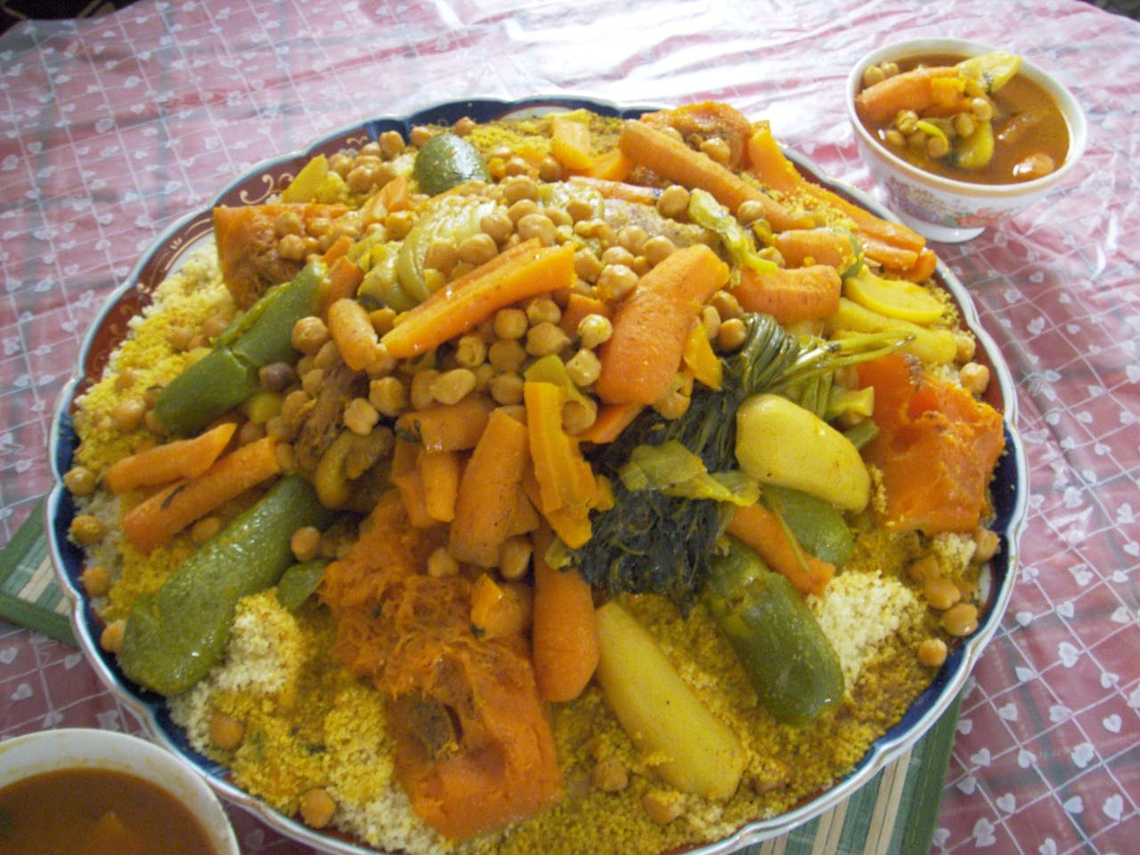 Een bord couscous met groenten op tafel.
