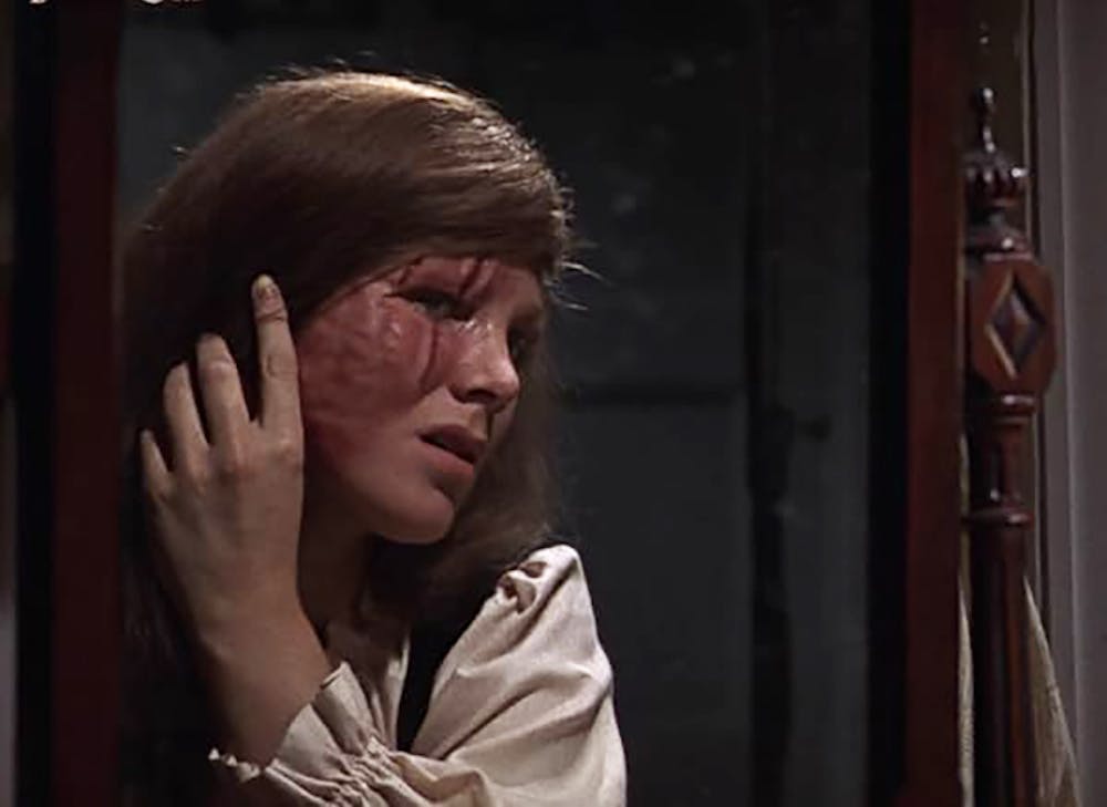 <p>Filmstill uit Frankenstein created woman, waarin de hoofdrolspeelster in de spiegel kijkt naar haar mismaakte gezicht.</p> Filmstill uit Frankenstein created woman, waarin de hoofdrolspeelster in de spiegel kijkt naar haar mismaakte gezicht