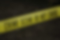 Een geel afzetlint met de tekst: crime scene do not cross.