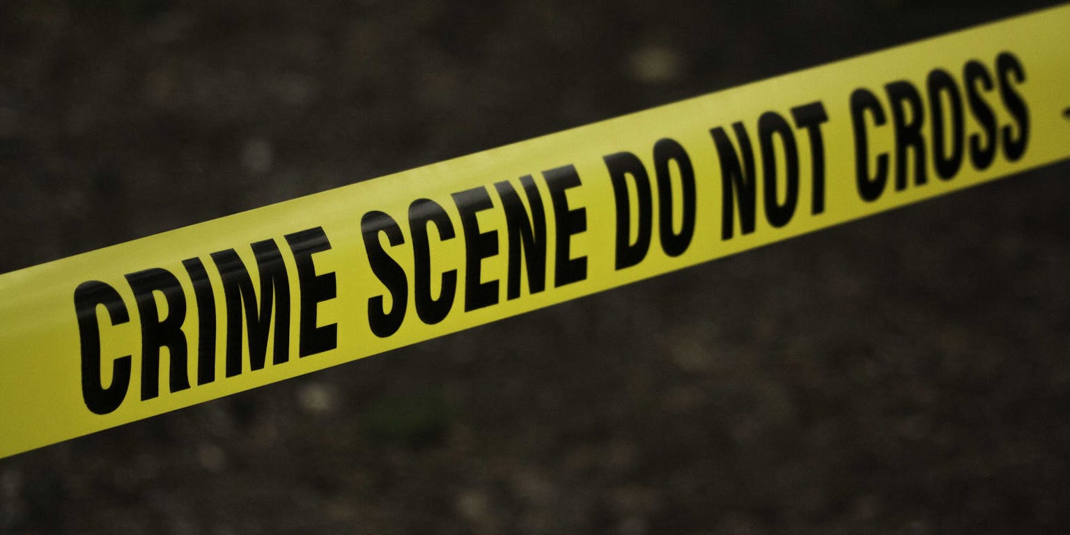 Een geel afzetlint met de tekst: crime scene do not cross.