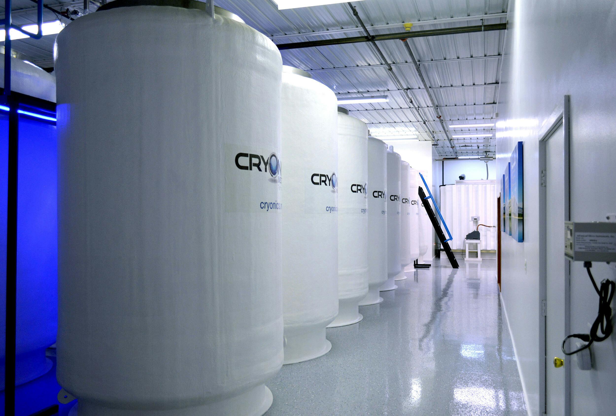 Een rij witte cilinders in het Cryonics Institute.