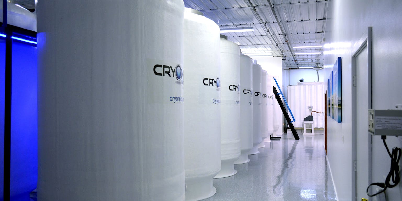 Een rij witte cilinders in het Cryonics Institute.