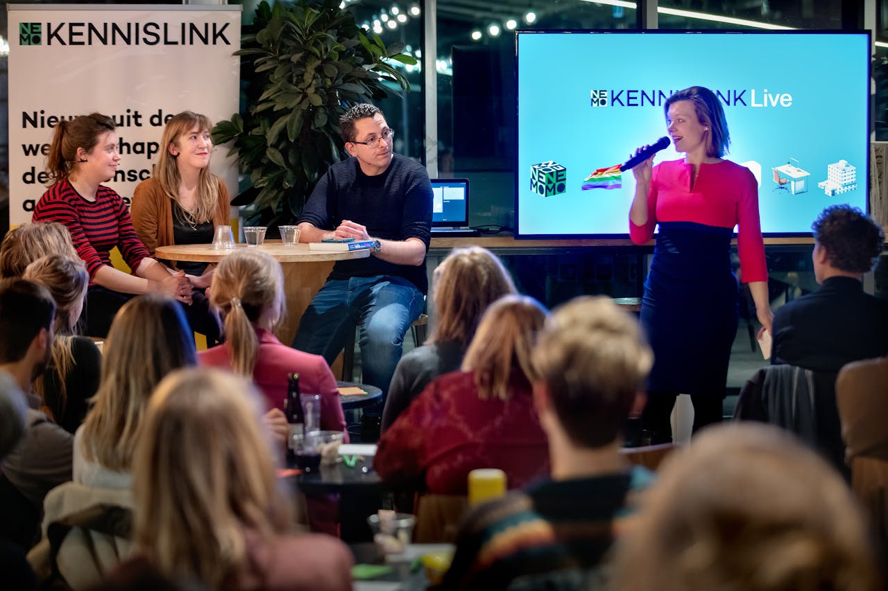Desiree Hoving praat live met Elizabeth Timmermans, Marjolein Lanzing, Paul Puschmann en het publiek over Tinder en de evolutie van het daten.