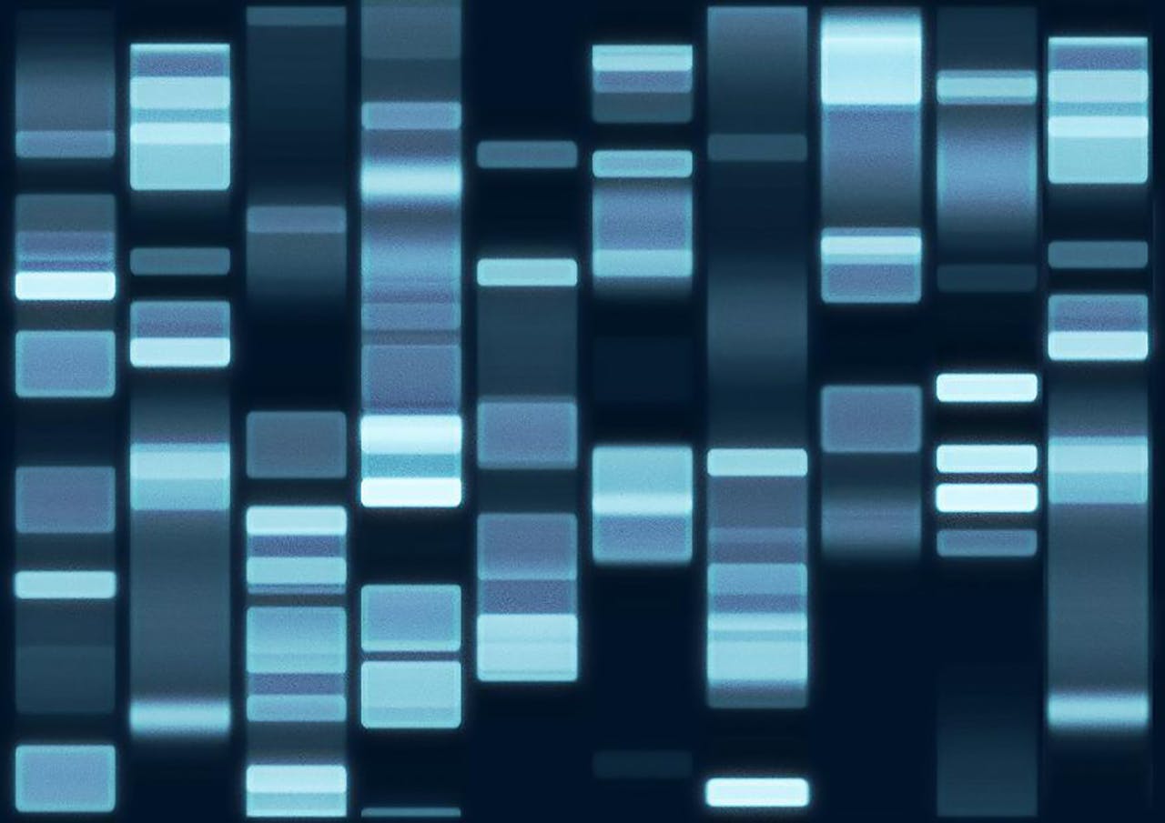 Blauwe DNA-banden op een donkere achtergrond.