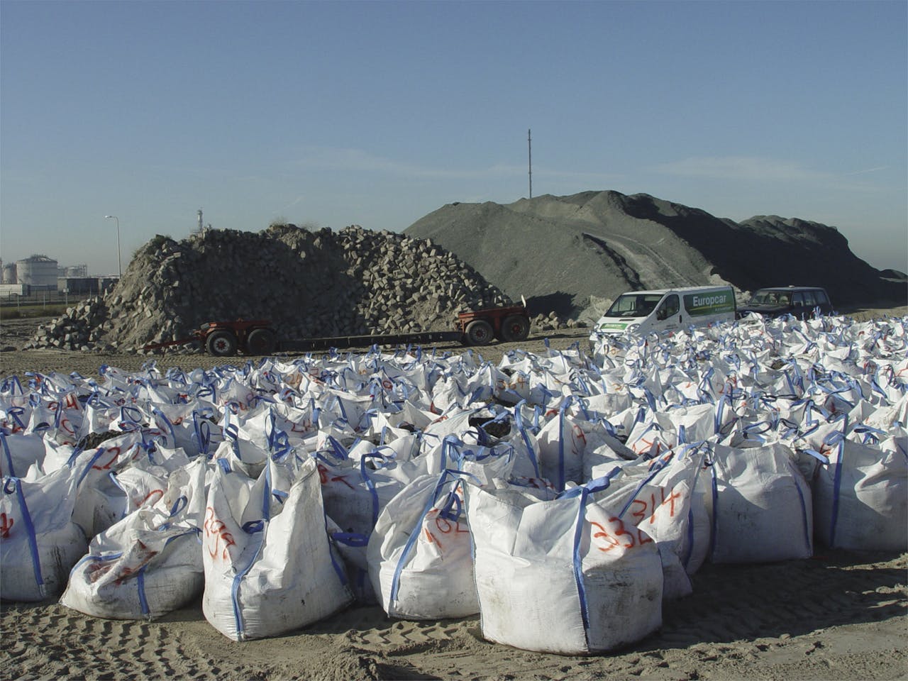 De graafactiviteiten in de Yangtzehaven leidden tot een ‘oogst’ van 316 ‘big bags’ (elk één kubieke meter) met sedimenten die laagje voor laagje van de havenbodem zijn afgeschraapt. De inhoud werd eerst gewassen met een zeefinstallatie, achtereenvolgens met mazen van 10×10 mm en 2×2 mm.
