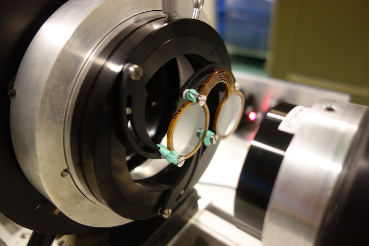 De vorm van een oude lens wordt met een laseropstelling vergeleken met die van een perfect geslepen lens.