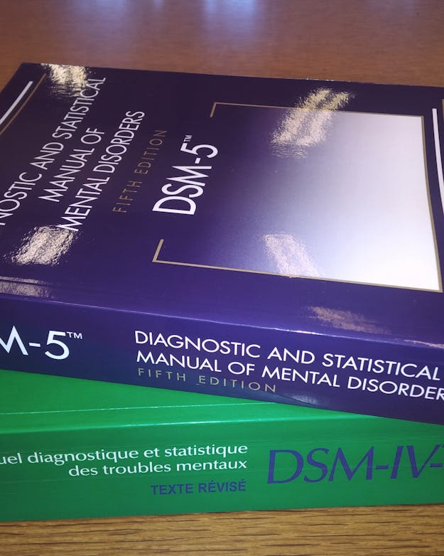 In de DSM staat schizofrenie grofweg omschreven als een aandoening met psychotische episoden ‘waarbij de patiënt het vermogen om de realiteit te toetsen verliest’.