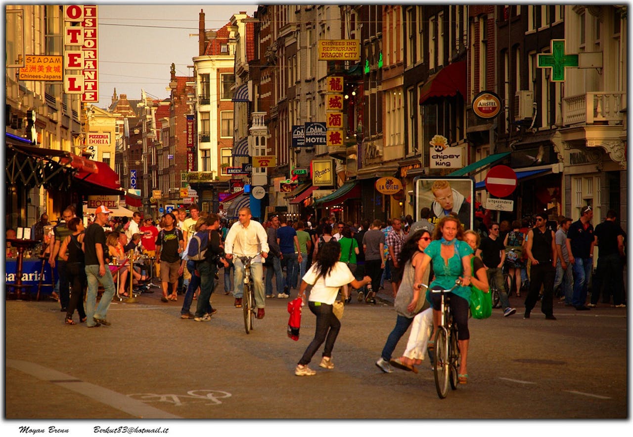 Een sfeerbeeld van de Damstraat in Amsterdam.