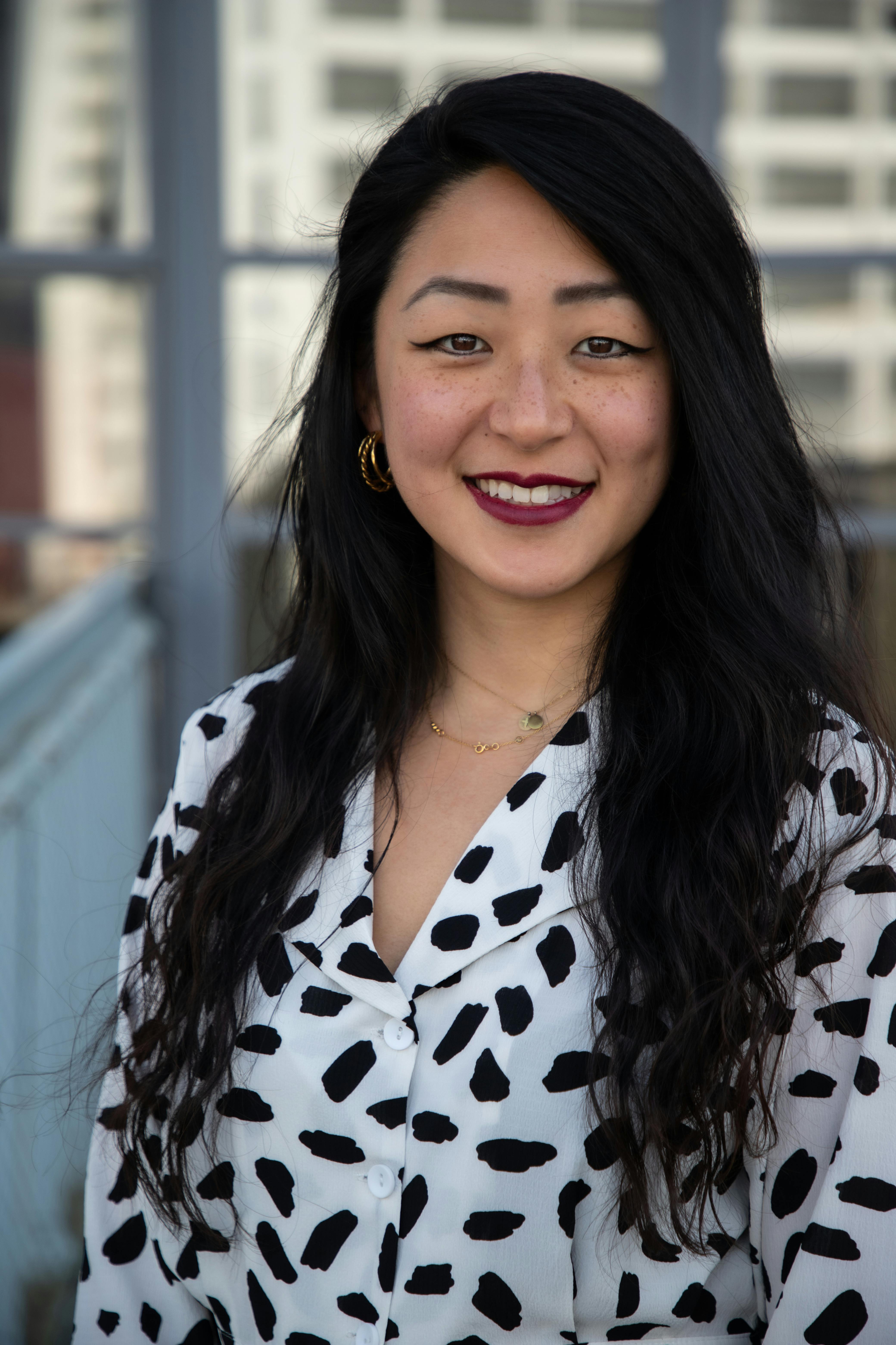 Een kleurenportret van wetenschapper Dan Jing Wu.