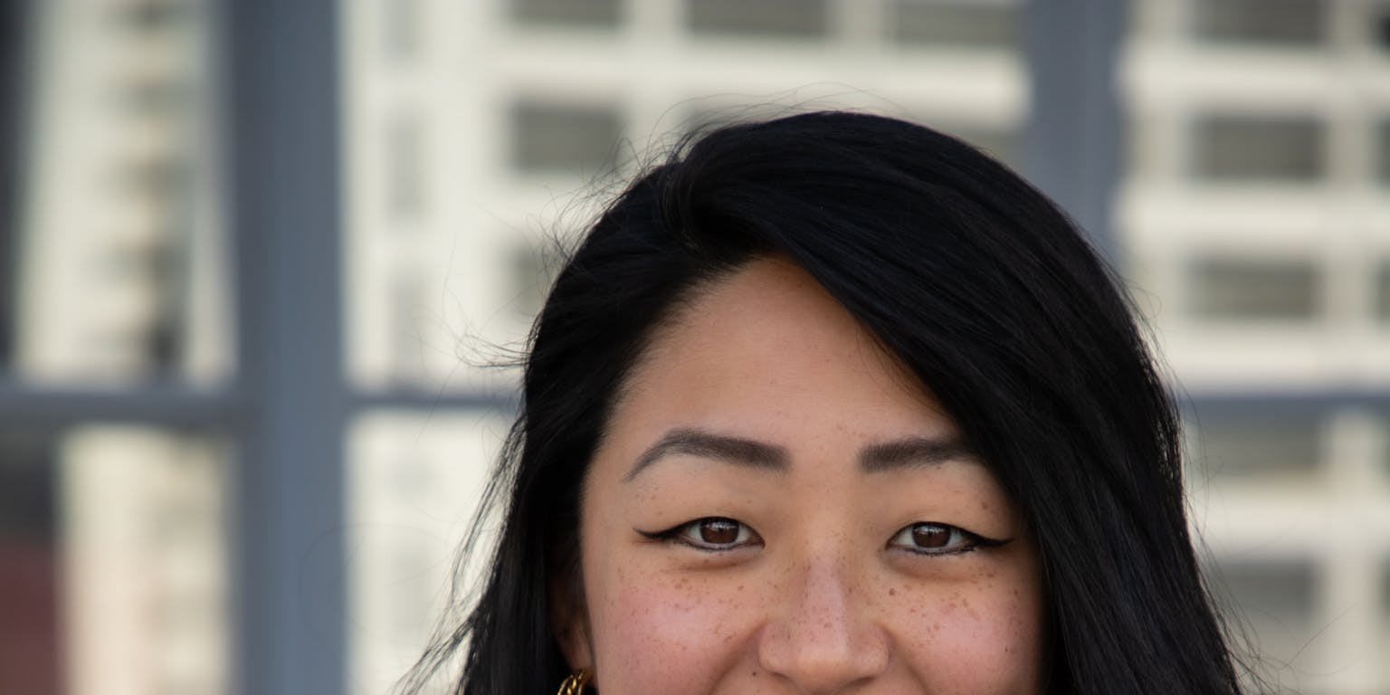 Een kleurenportret van wetenschapper Dan Jing Wu.