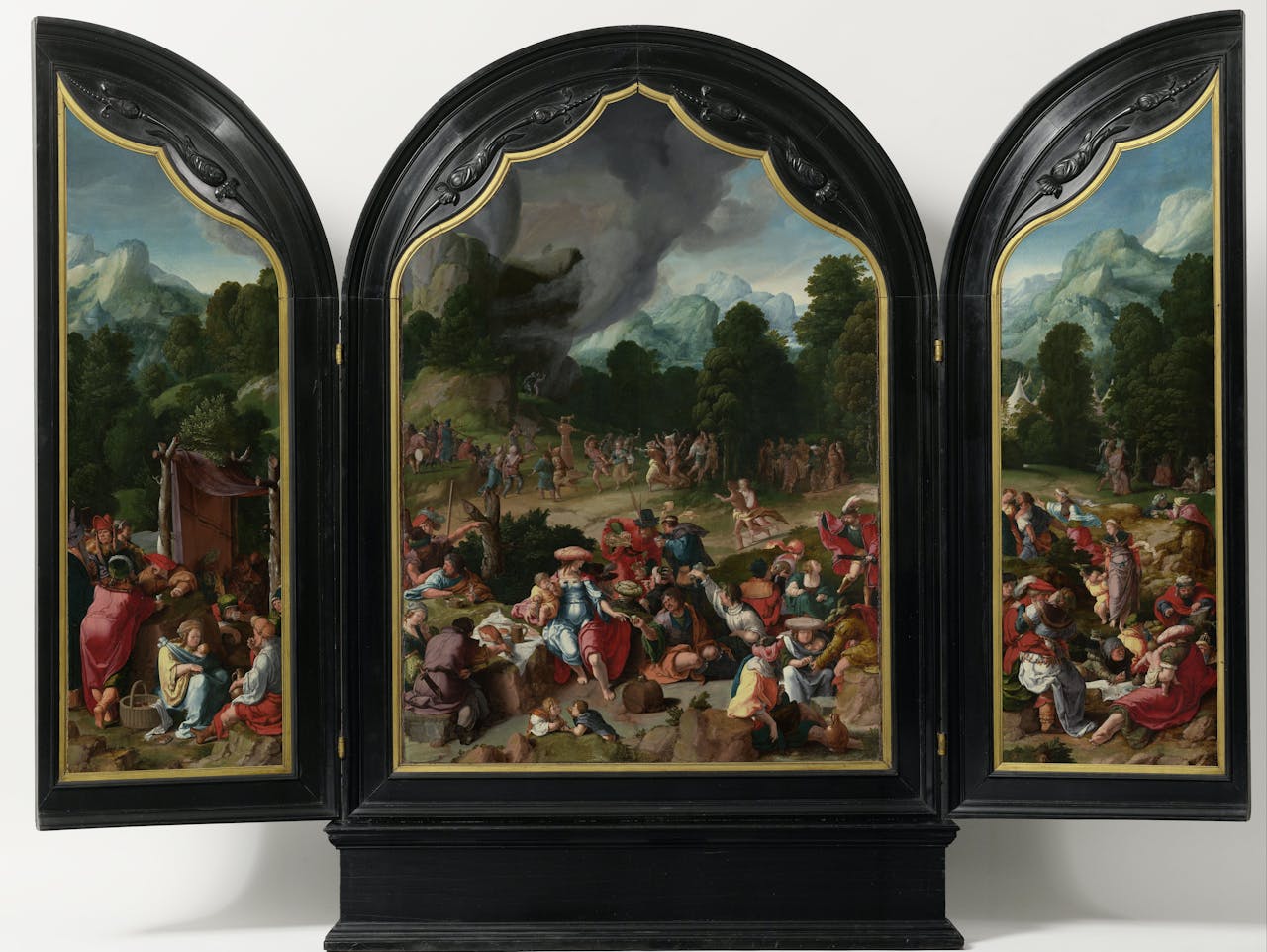Het drieluik ‘Dans om het gouden kalf’ door Lucas van Leyden, te Leiden circa 1530.
In dit Bijbelverhaal zijn de Israëlieten ontrouw aan God omdat zij een gouden beeld van een kalf aanbaden. Het drieluik waarschuwt tegen ongeloof en zedeloos gedrag. Op het rechter paneel een vrijend paar.