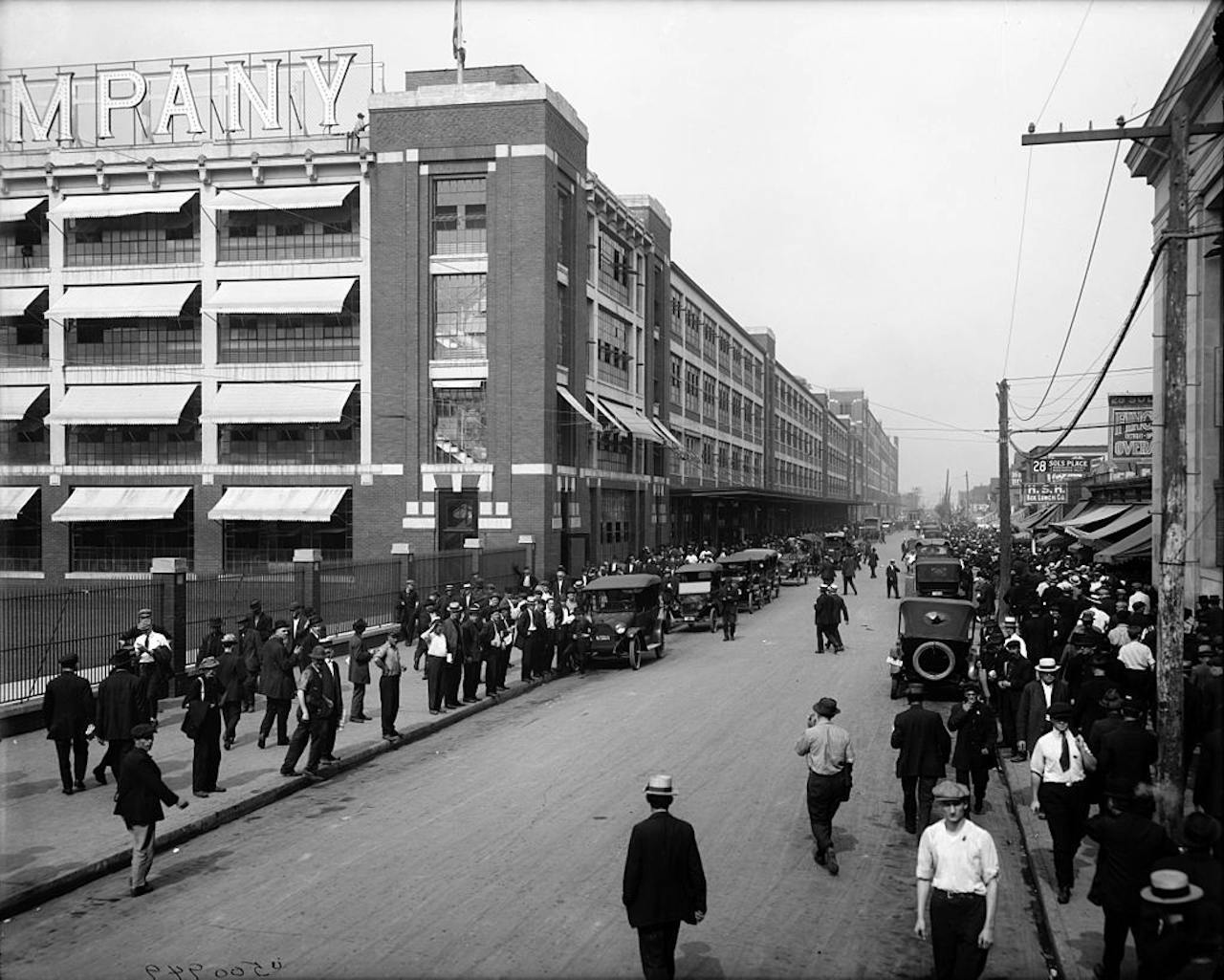Een zwart-wit foto van Ford autofabriek in Detroit.