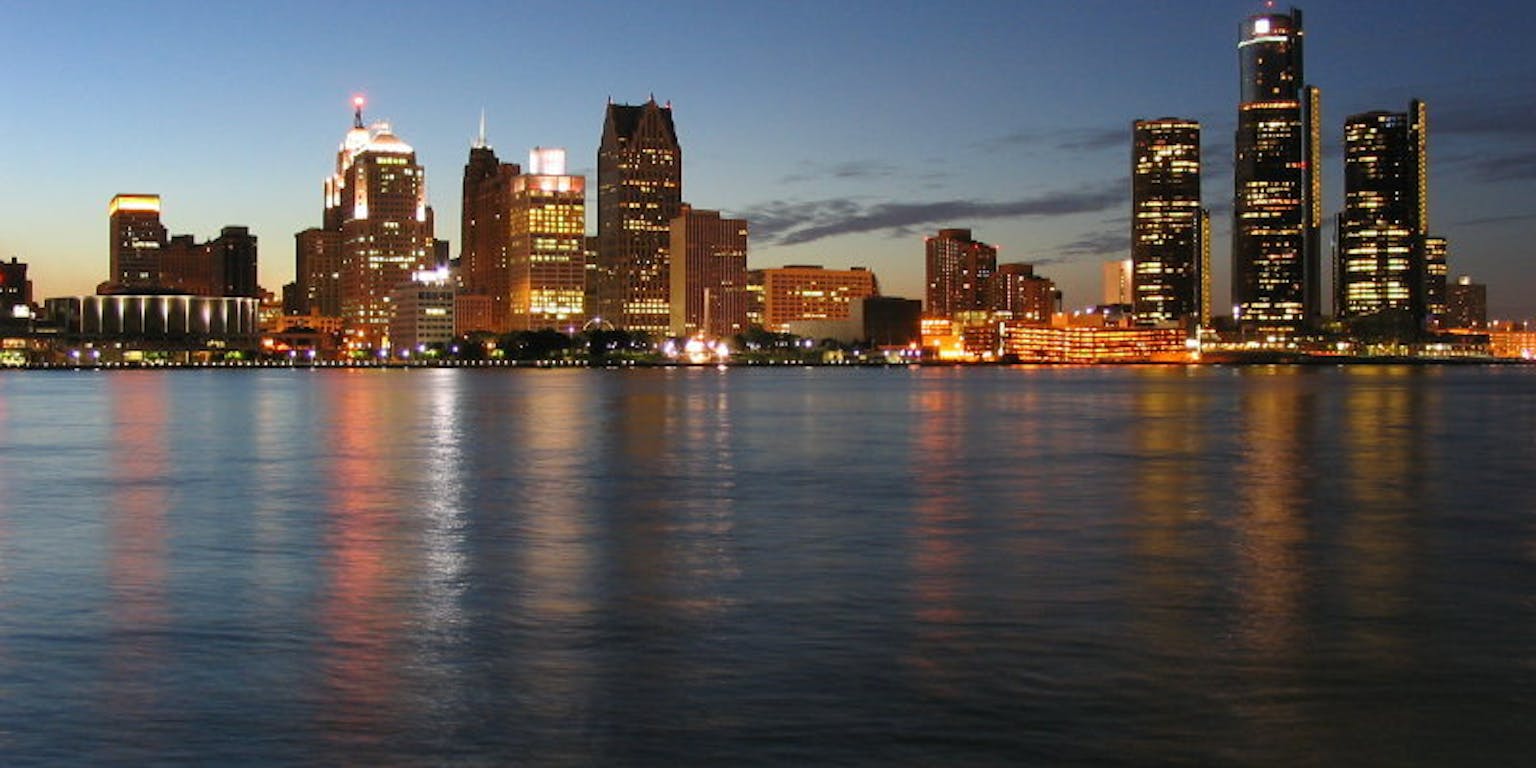 De skyline van Detroit in de schemering.