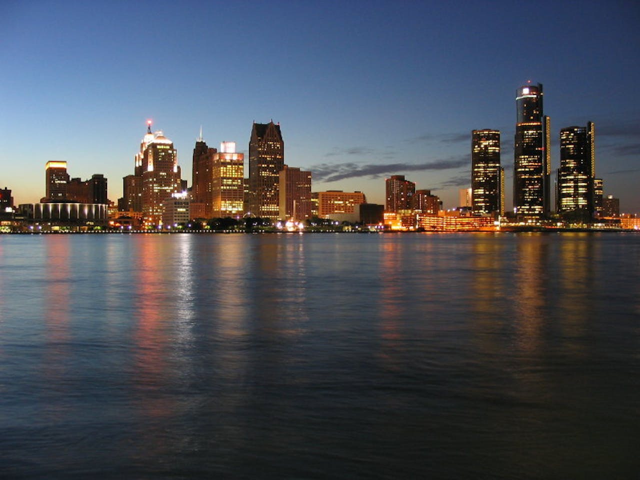 De skyline van Detroit in de schemering.
