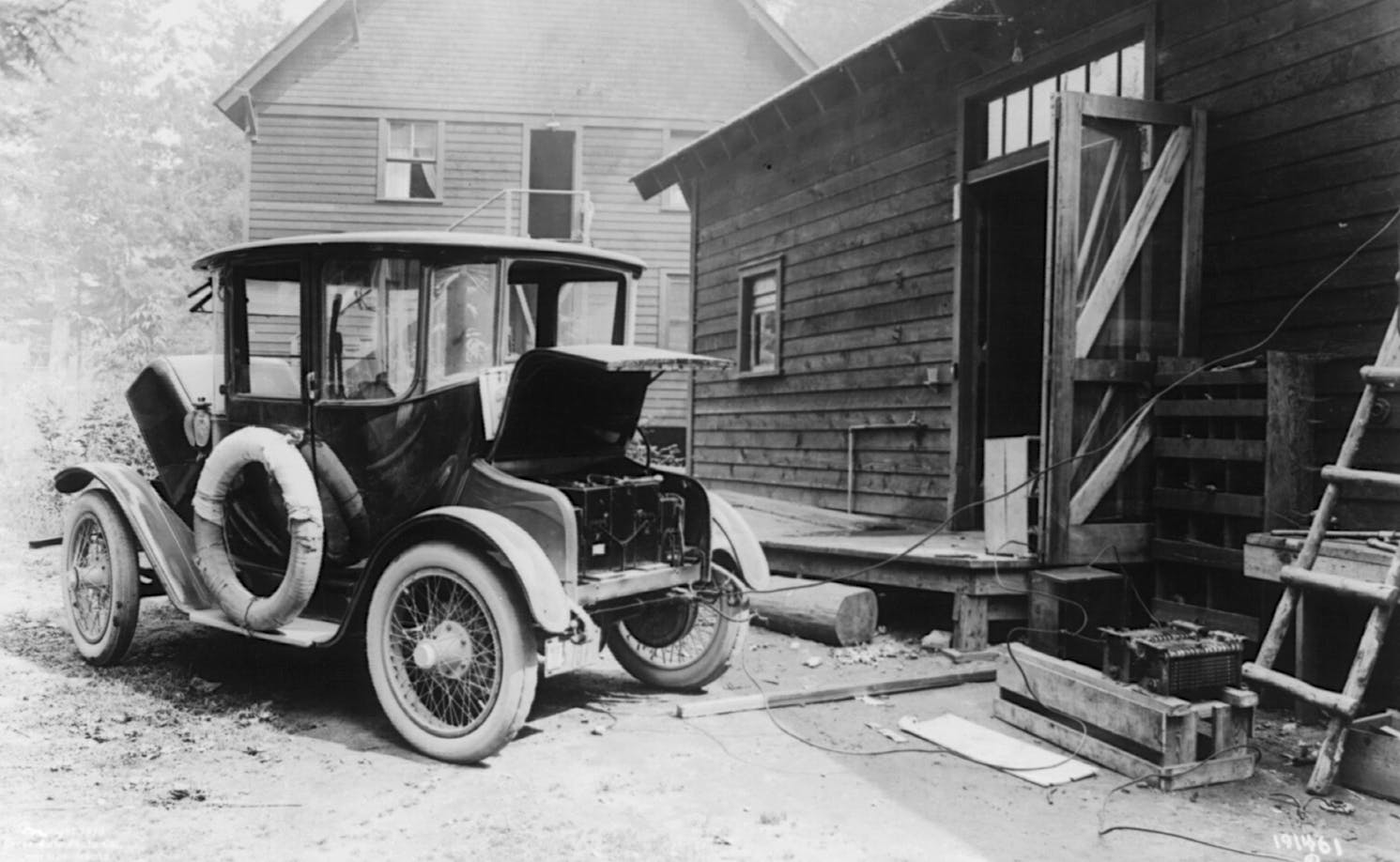 Zwart-witbeeld van een ouderwetse auto aan een snoer.