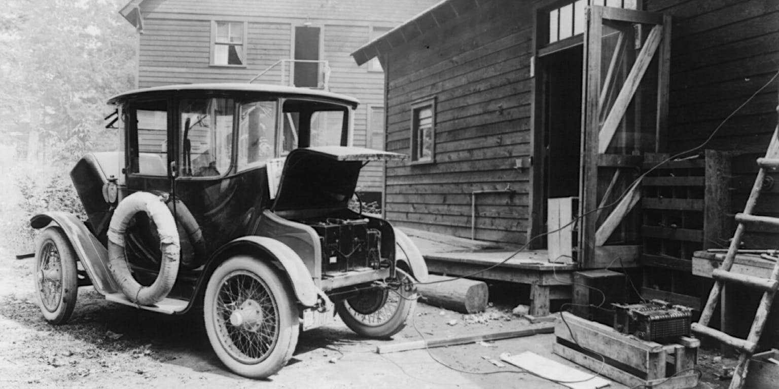 Zwart-witbeeld van een ouderwetse auto aan een snoer.