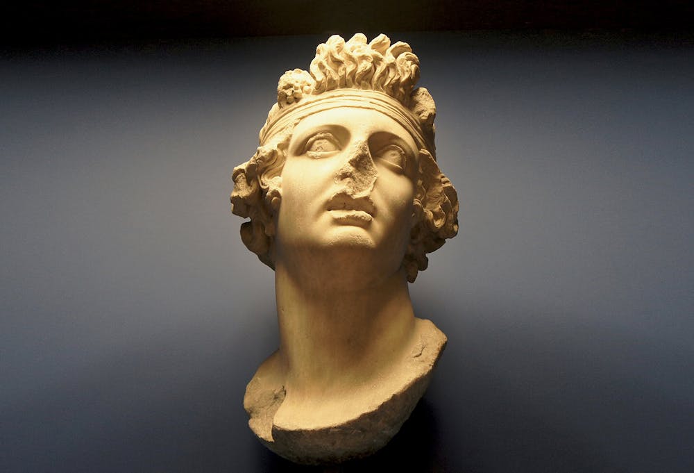 <p>Marmer, Hellenistisch, ca. 100 na Chr., gevonden in Izmir (Turkije), h. 81 cm. Deze kop maakte ooit deel uit van een kolossaal beeld van Dionysos, de Griekse wijngod. De grote levendigheid van zijn wapperende haren en zijn geëmotioneerde gelaatsuitdrukking met open mond en holle ogen zijn typerend voor de Hellenistische beeldhouwkunst.</p>