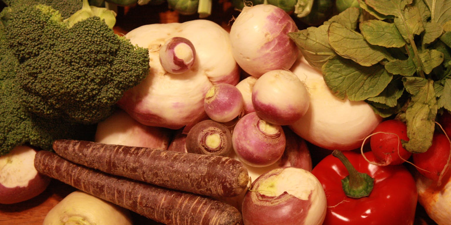 Een stapel groenten op tafel.