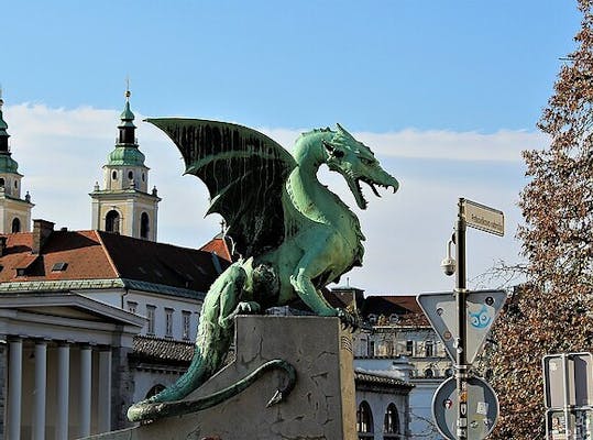 Een standbeeld van een draak